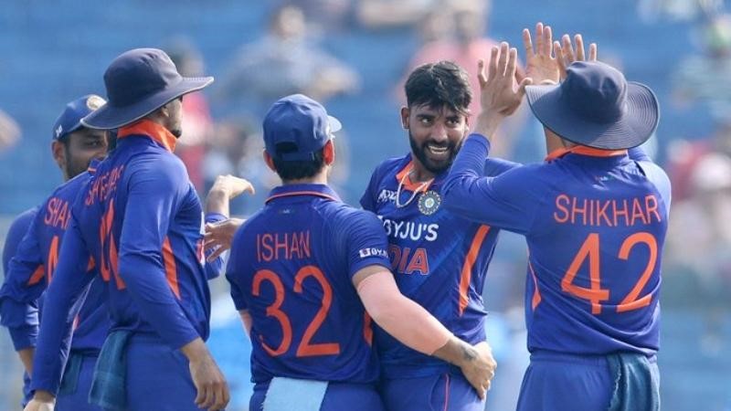 India Cricket Team's Yadav And Siraj Confuse Batsmen